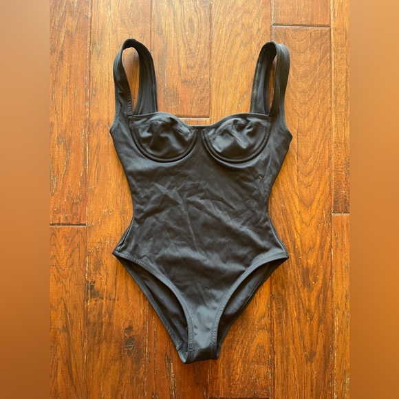 SKIMS Shaping Swim Underwire One Piece Onyx Small NWOT - Picture 4 of 11